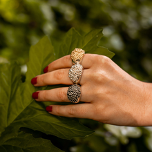 Carregar imagem no visualizador da galeria, anel luar de caviar em prata, cristina r nuño