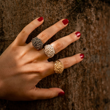 Carregar imagem no visualizador da galeria, anel luar de caviar em prata, cristina r nuño