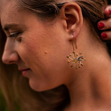 Carregar imagem no visualizador da galeria, brincos flor e beija-flor em prata, cristina r nuño