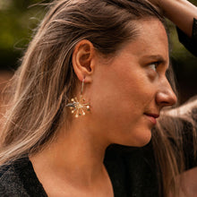 Carregar imagem no visualizador da galeria, brincos flor e beija-flor em prata, cristina r nuño