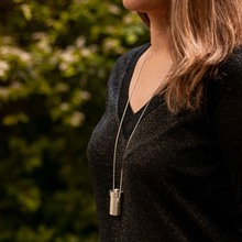Carregar imagem no visualizador da galeria, colar em prata com recipiente para álcool gel, jóias práticas, cristina r nuño