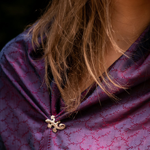 Carregar imagem no visualizador da galeria, pin salamandra em prata, cristina r nuño